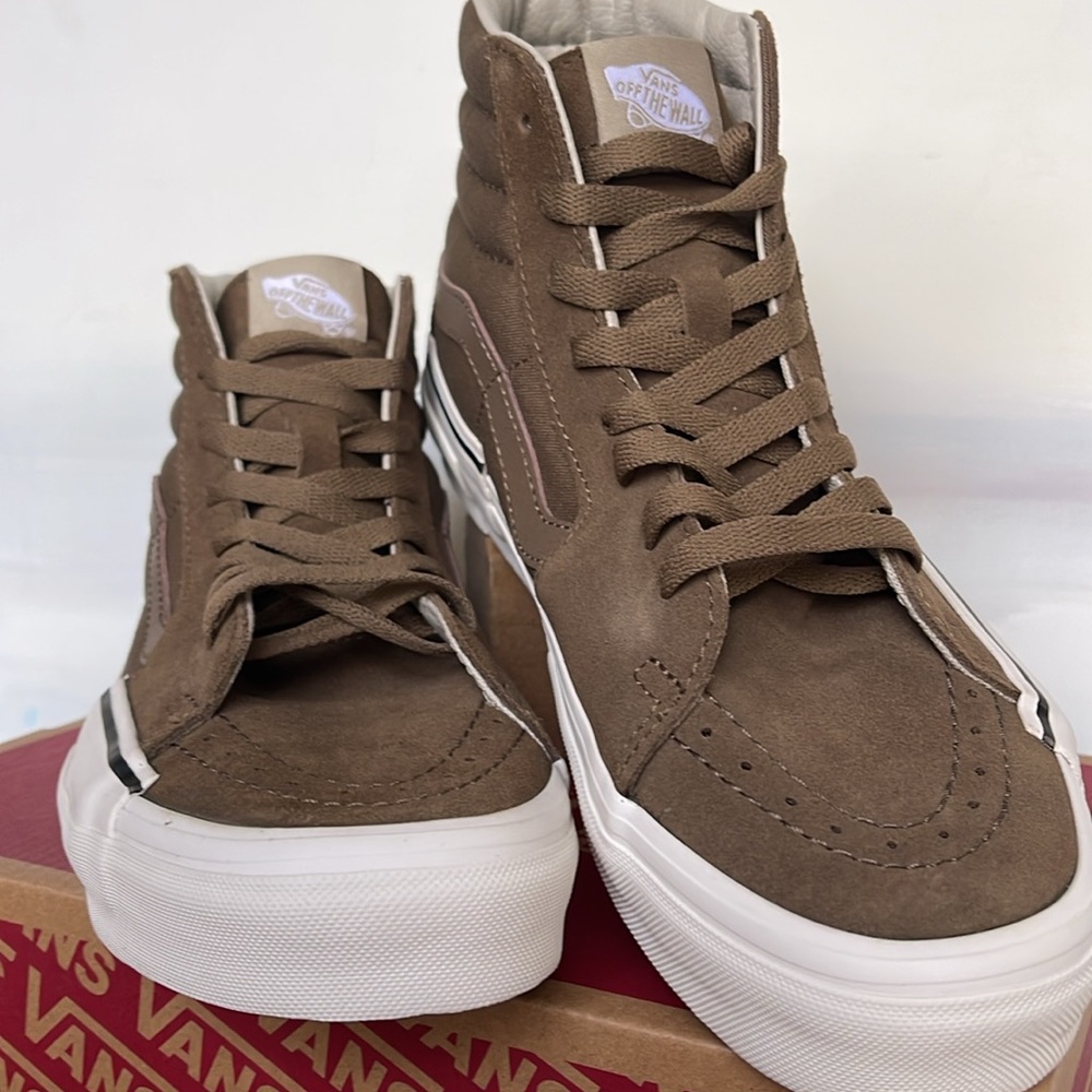 Vans Men’s Sk8-Hi Rearrange
Tonal Kangaroo
VN000CRMBYW
Sneakers - Picture 7 of 16